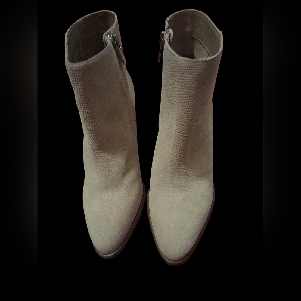 New Without Box Vince Camuto Textured Block Heeled Booties Size 7.5 M